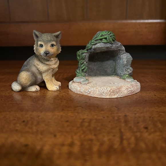 Vintage Gray Wolf from the Protect Nature’s Innocents Sculpture Collection - Picture 5 of 6
